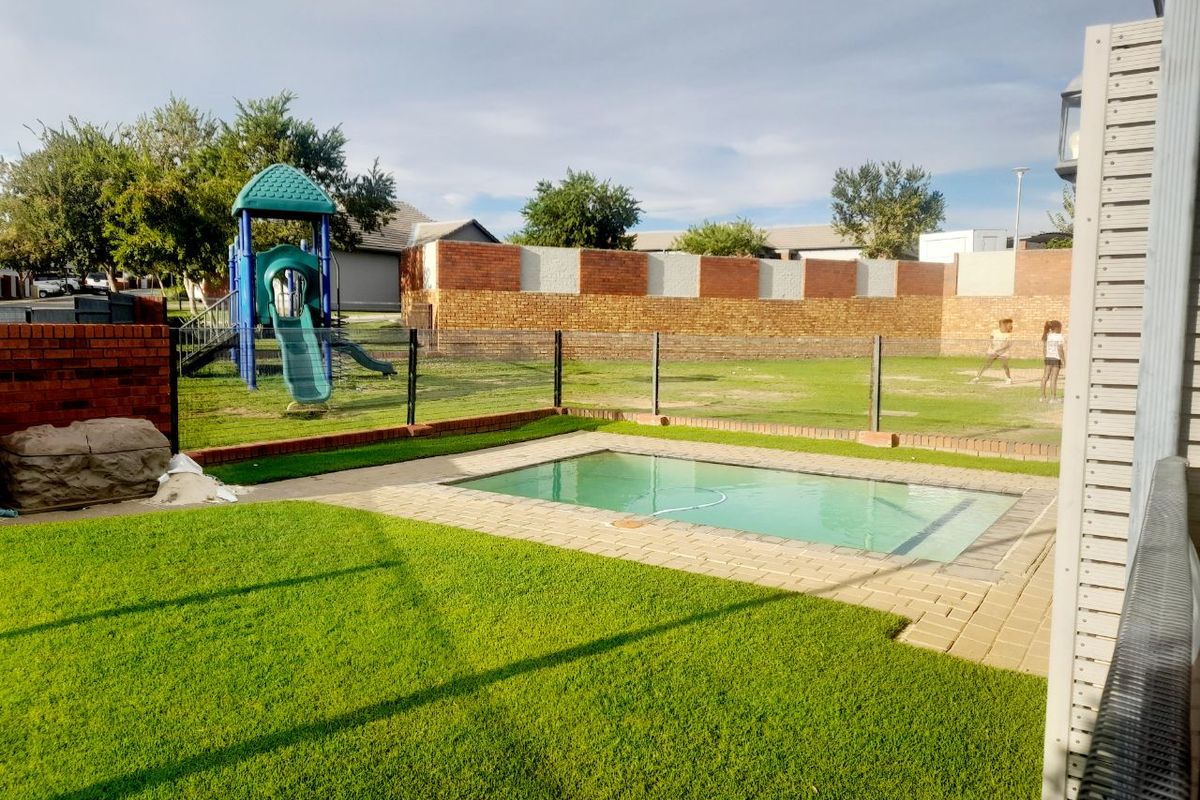 Modern 2-Bedroom Apartment with Dual En-Suites, Secure Estate Living - Photo 5