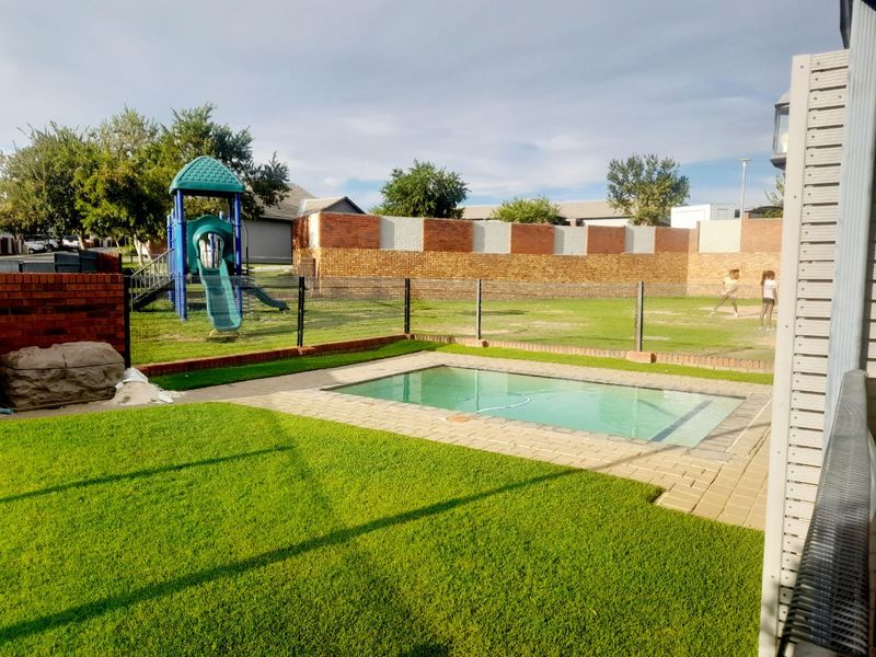 Modern 2-Bedroom Apartment with Dual En-Suites, Secure Estate Living - Photo 5