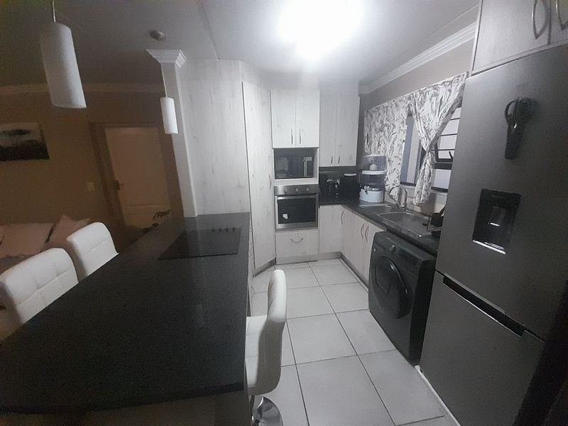 Modern 2-Bedroom Apartment with Dual En-Suites, Secure Estate Living - Photo 10