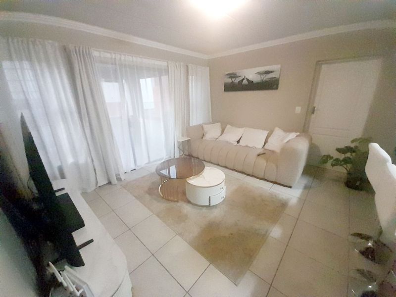 Modern 2-Bedroom Apartment with Dual En-Suites, Secure Estate Living - Photo 2