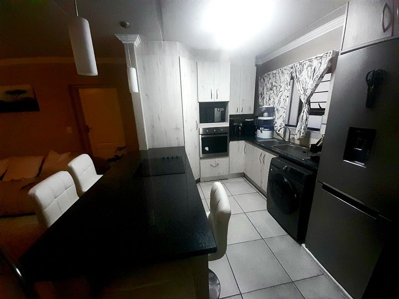 Modern 2-Bedroom Apartment with Dual En-Suites, Secure Estate Living - Photo 3