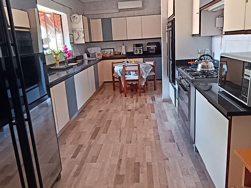 Three bedroom house for sale in SE2  - Photo 2