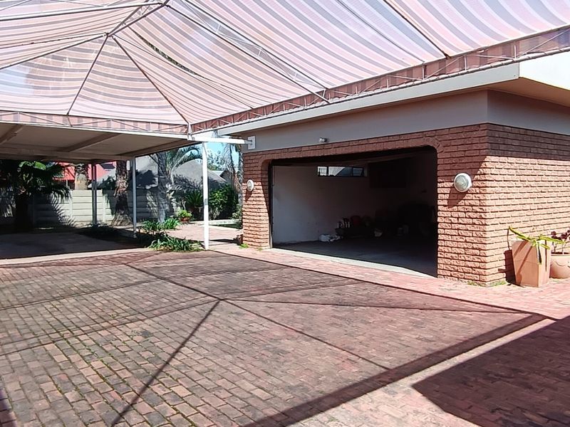 Three bedroom house for sale in SE2  - Photo 5