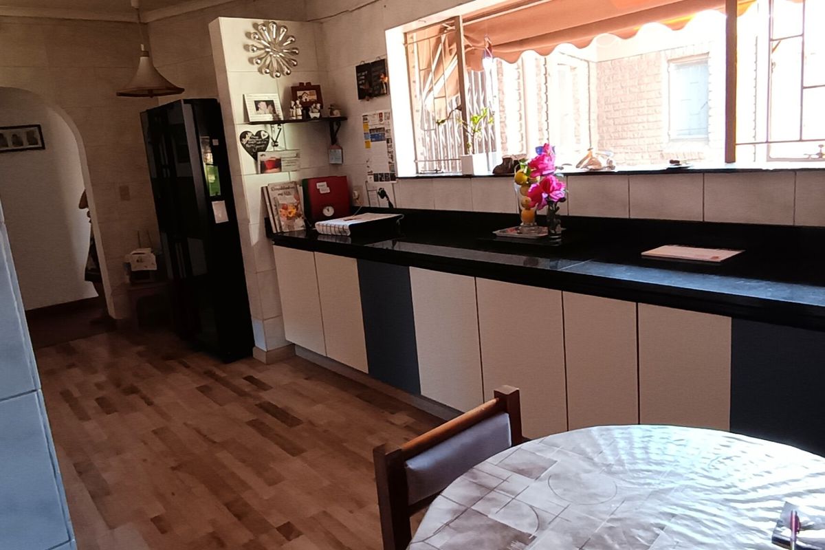 Three bedroom house for sale in SE2  - Photo 4