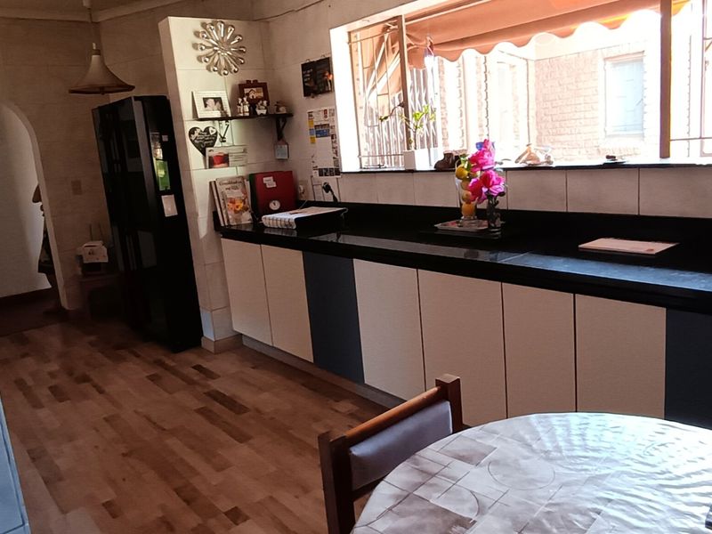 Three bedroom house for sale in SE2  - Photo 4