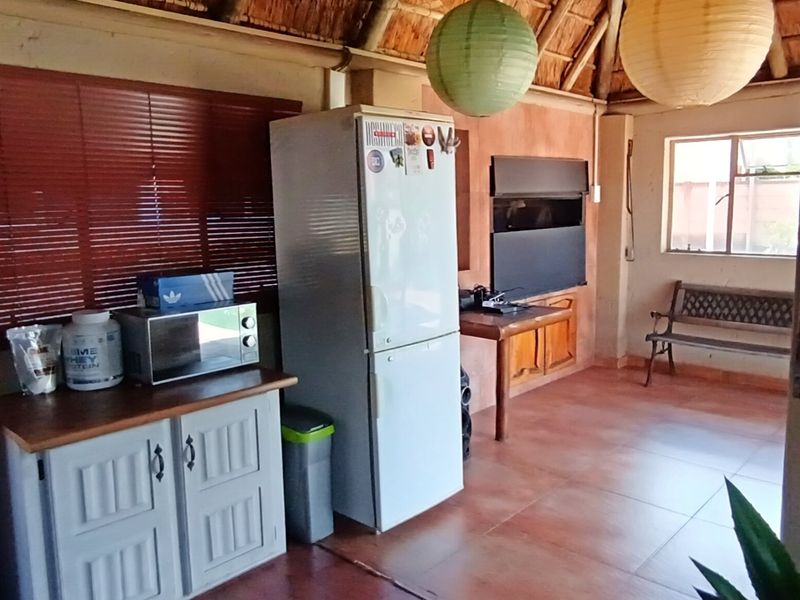 Three bedroom house for sale in SE2  - Photo 6