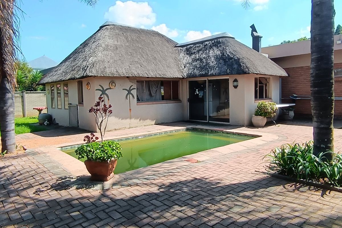 Three bedroom house for sale in SE2  - Photo 3