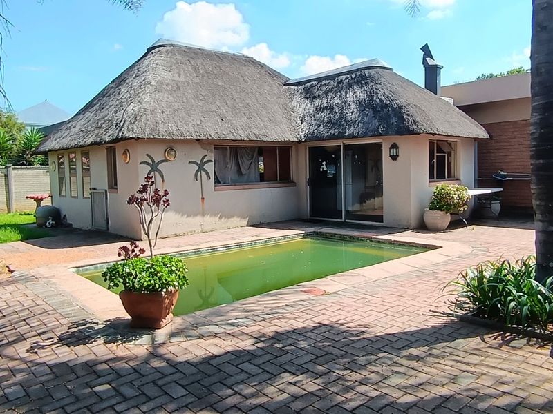 Three bedroom house for sale in SE2  - Photo 3