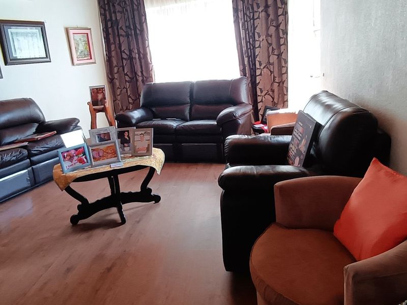 Three bedroom house for sale in SE2  - Photo 9