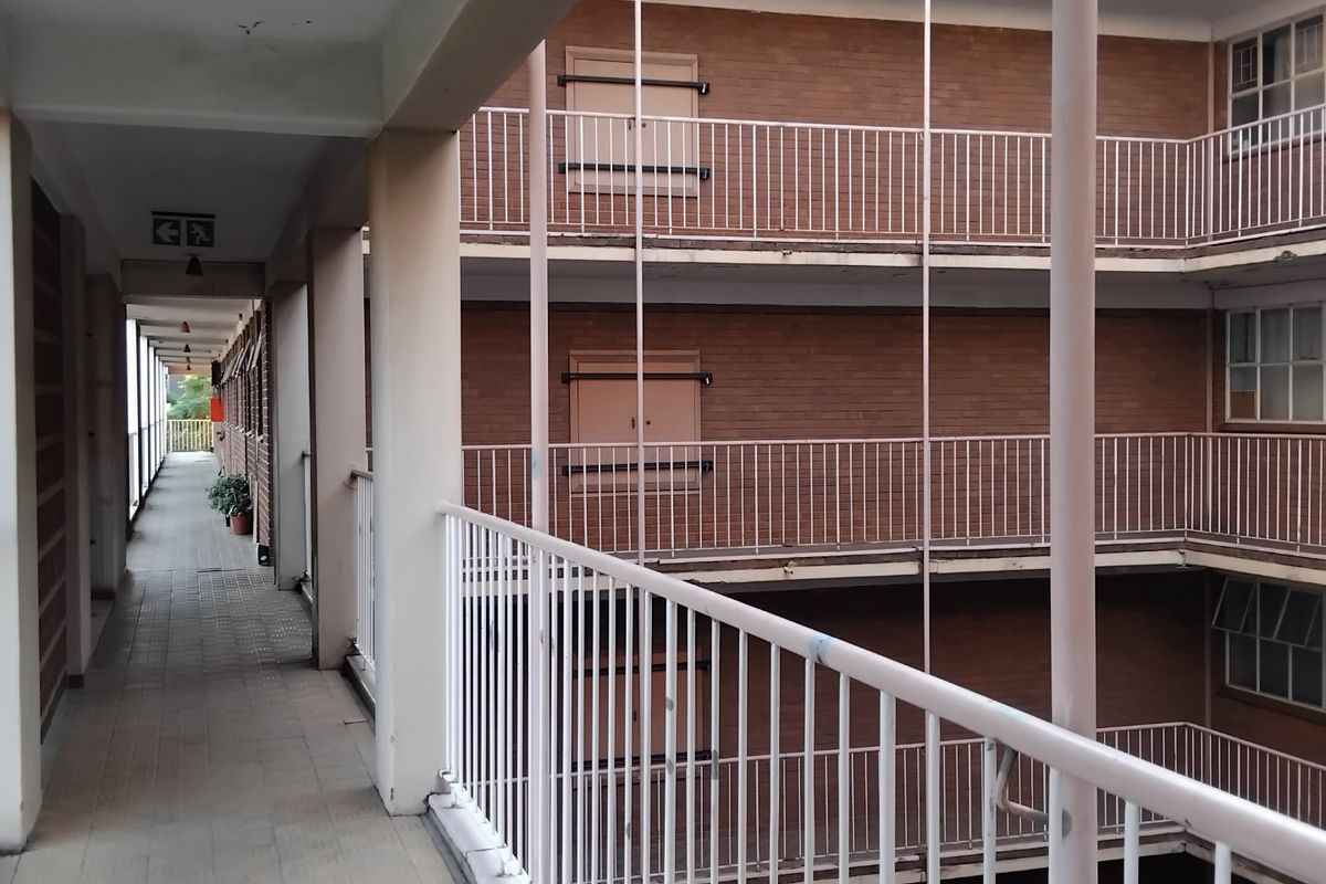 Spacious One & Half-Bedroom Apartment for Sale in Arcadia - Photo 2