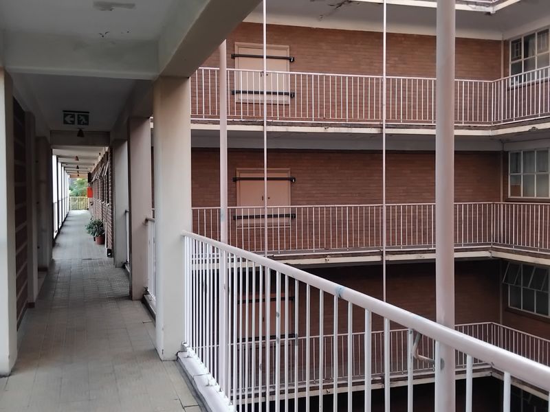 Spacious One & Half-Bedroom Apartment for Sale in Arcadia - Photo 2