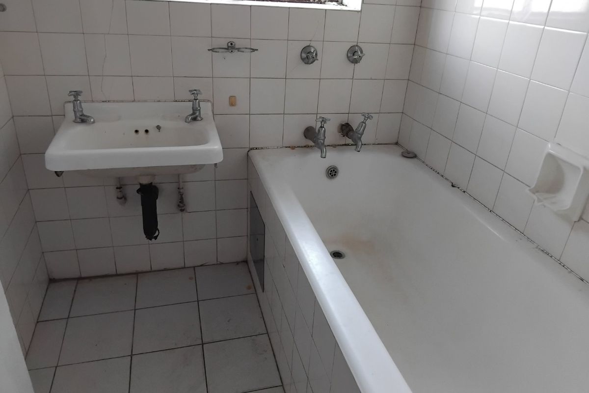 Spacious One & Half-Bedroom Apartment for Sale in Arcadia - Photo 5