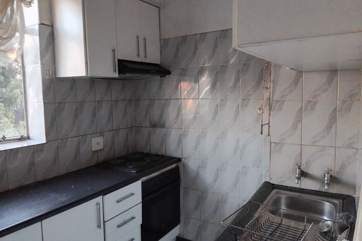 Spacious One & Half-Bedroom Apartment for Sale in Arcadia - Photo 3