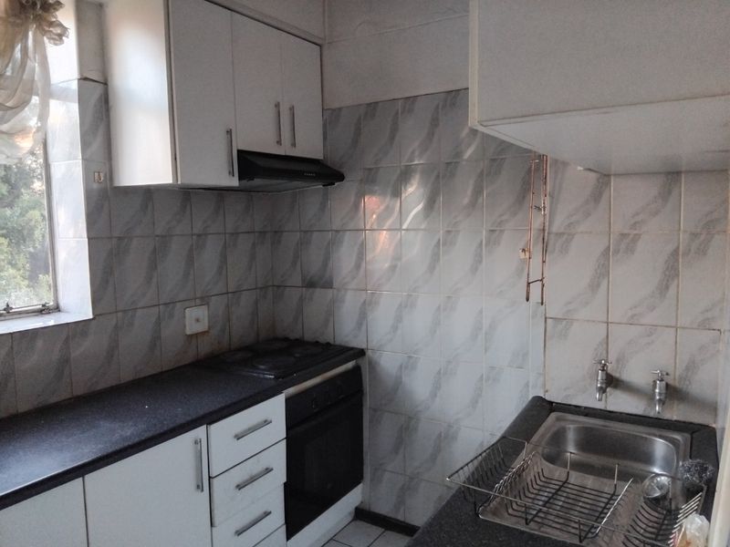 Spacious One & Half-Bedroom Apartment for Sale in Arcadia - Photo 3