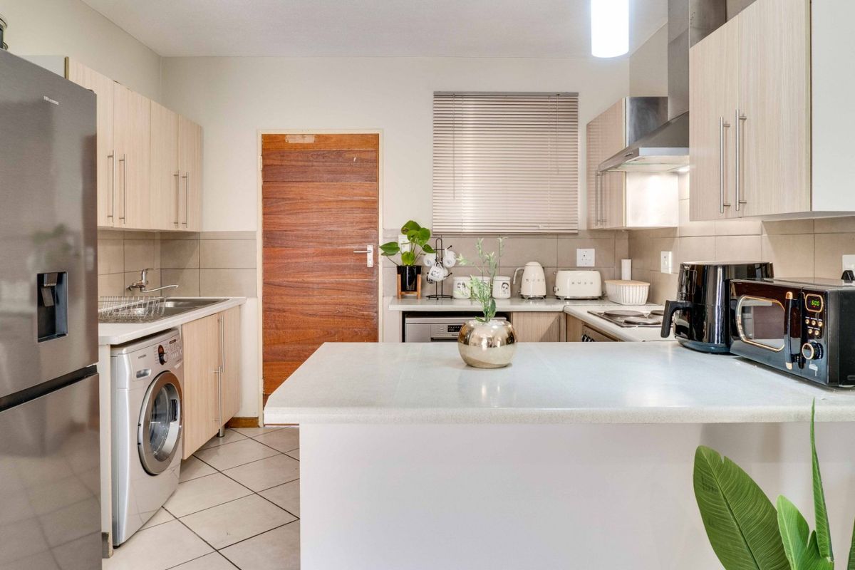 Modern 2-bedroom, 1-bathroom apartment in the highly sought-after Crescent Glades Estate, Sagewood - Photo 5