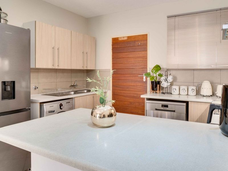 Modern 2-bedroom, 1-bathroom apartment in the highly sought-after Crescent Glades Estate, Sagewood - Photo 5