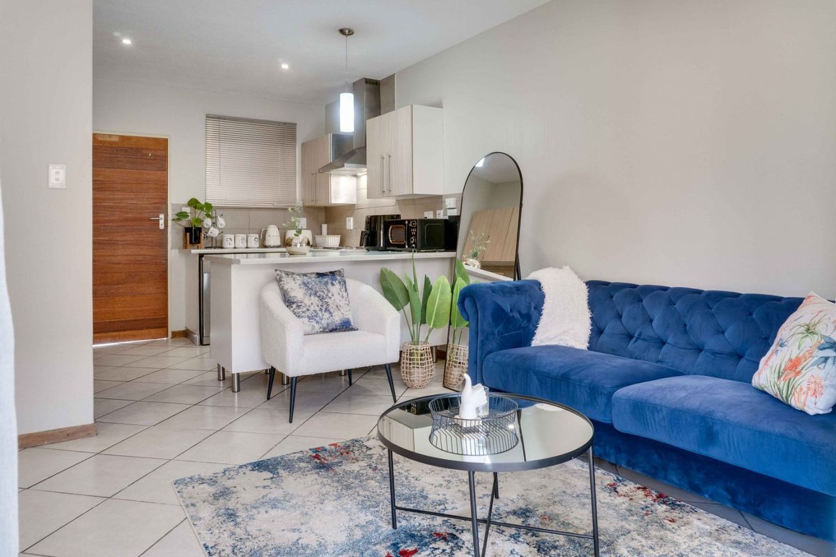 Modern 2-bedroom, 1-bathroom apartment in the highly sought-after Crescent Glades Estate, Sagewood - Photo 2