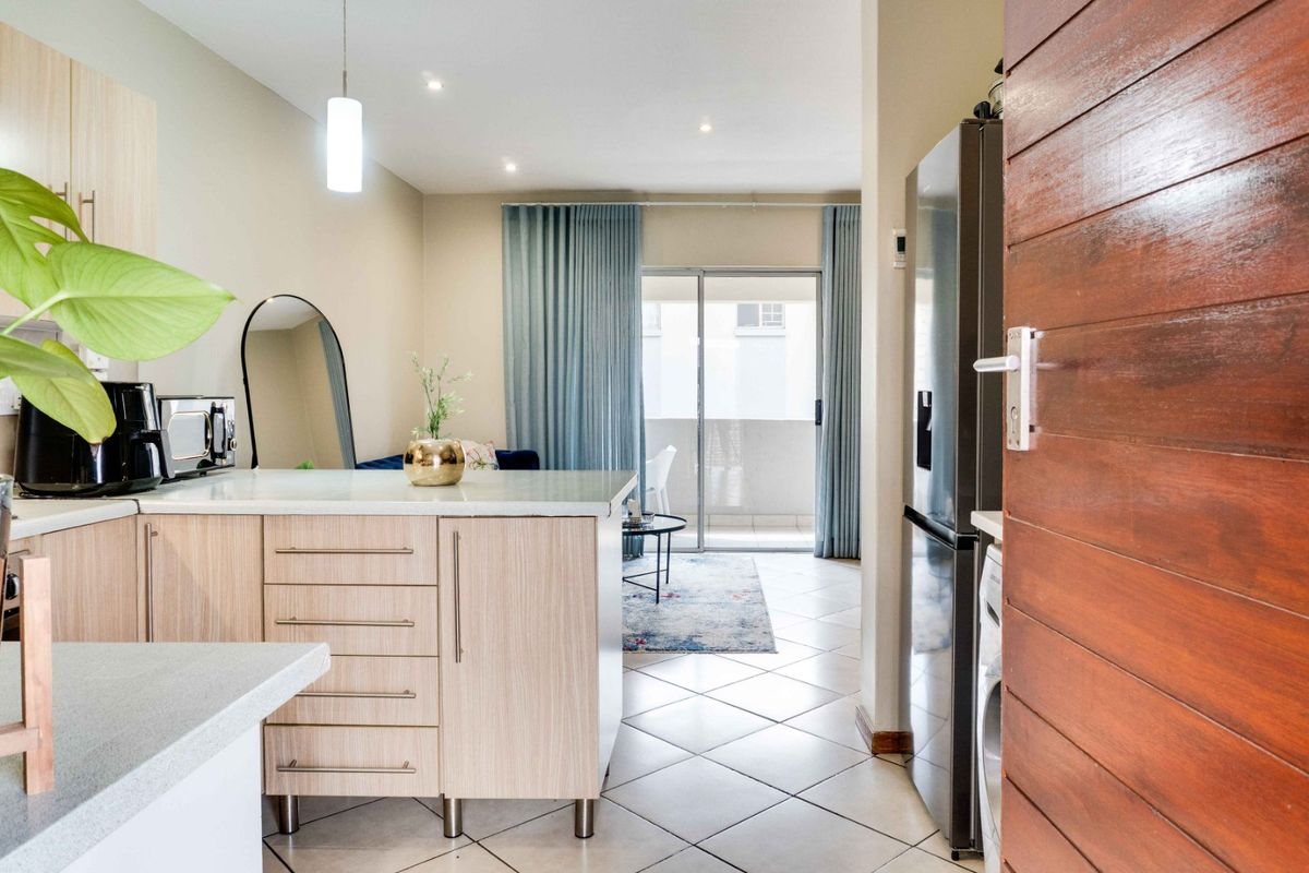 Modern 2-bedroom, 1-bathroom apartment in the highly sought-after Crescent Glades Estate, Sagewood - Photo 3