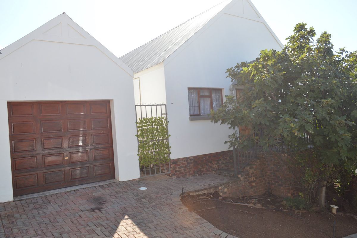 SOLE AND EXCLUSIVE MANDATE. Ultra-Modern Full Title Townhouse with Spectacular Views in Prestigious Wilkoppies - Photo 3