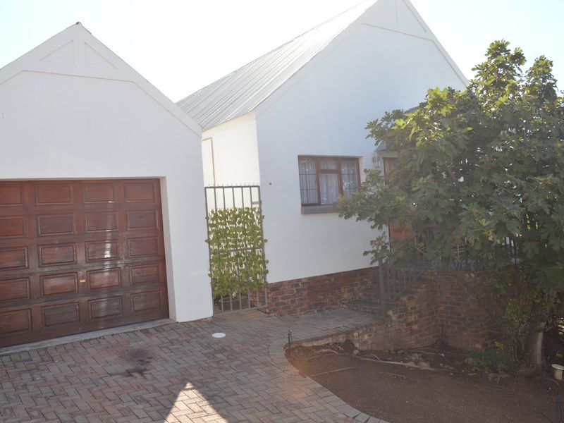 SOLE AND EXCLUSIVE MANDATE. Ultra-Modern Full Title Townhouse with Spectacular Views in Prestigious Wilkoppies - Photo 3