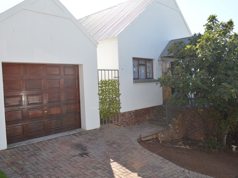 SOLE AND EXCLUSIVE MANDATE. Ultra-Modern Full Title Townhouse with Spectacular Views in Prestigious Wilkoppies - Photo 2