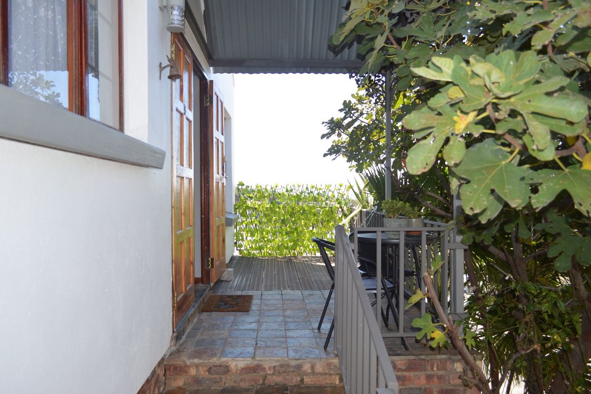 SOLE AND EXCLUSIVE MANDATE. Ultra-Modern Full Title Townhouse with Spectacular Views in Prestigious Wilkoppies - Photo 4