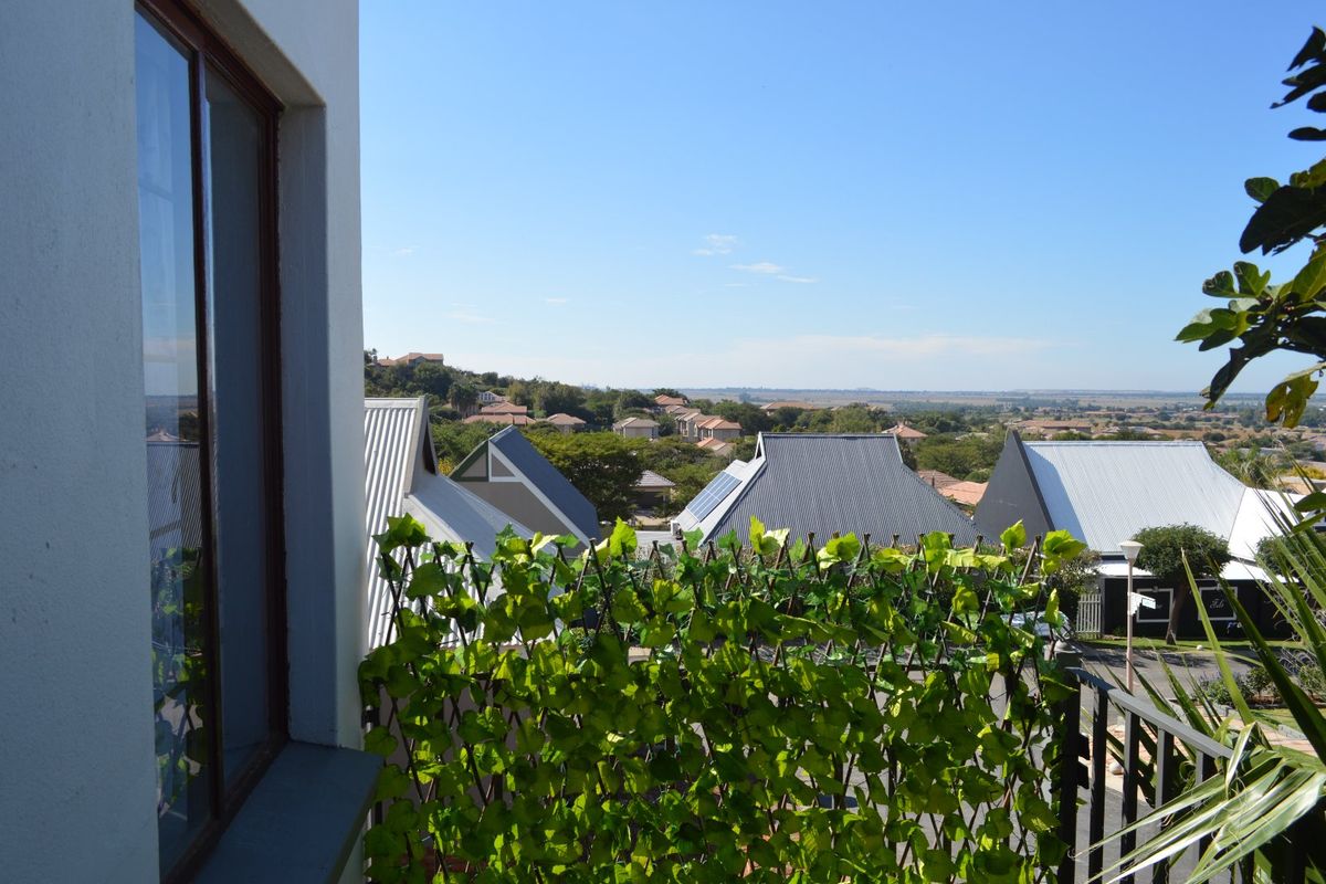 SOLE AND EXCLUSIVE MANDATE. Ultra-Modern Full Title Townhouse with Spectacular Views in Prestigious Wilkoppies - Photo 5