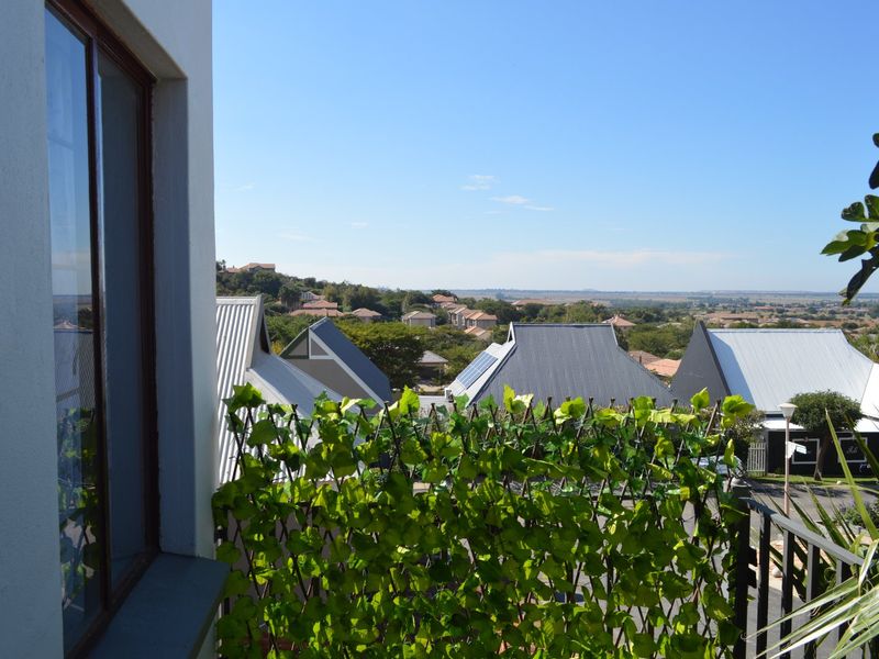 SOLE AND EXCLUSIVE MANDATE. Ultra-Modern Full Title Townhouse with Spectacular Views in Prestigious Wilkoppies - Photo 5