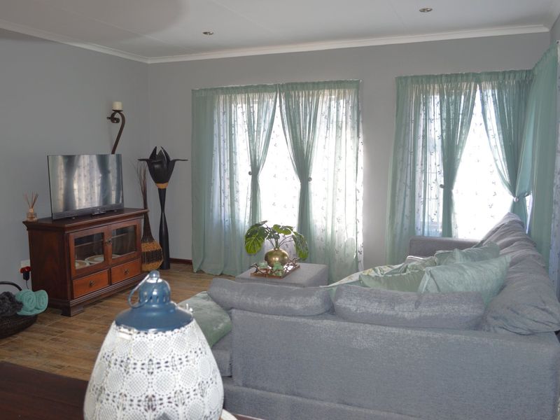 SOLE AND EXCLUSIVE MANDATE. Ultra-Modern Full Title Townhouse with Spectacular Views in Prestigious Wilkoppies - Photo 10