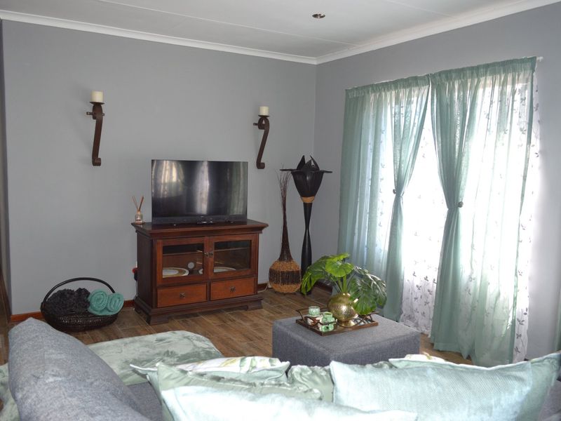 SOLE AND EXCLUSIVE MANDATE. Ultra-Modern Full Title Townhouse with Spectacular Views in Prestigious Wilkoppies - Photo 8