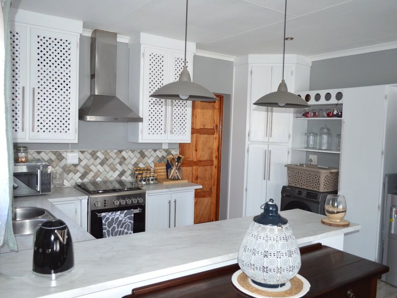 SOLE AND EXCLUSIVE MANDATE. Ultra-Modern Full Title Townhouse with Spectacular Views in Prestigious Wilkoppies - Photo 9