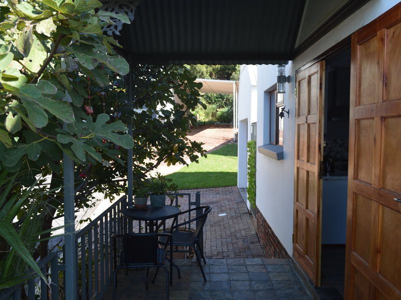 SOLE AND EXCLUSIVE MANDATE. Ultra-Modern Full Title Townhouse with Spectacular Views in Prestigious Wilkoppies - Photo 7