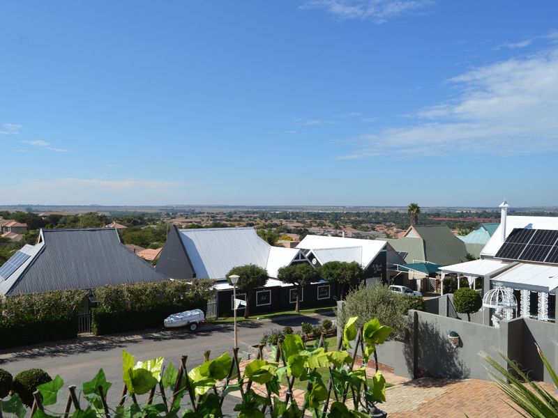 SOLE AND EXCLUSIVE MANDATE. Ultra-Modern Full Title Townhouse with Spectacular Views in Prestigious Wilkoppies - Photo 6