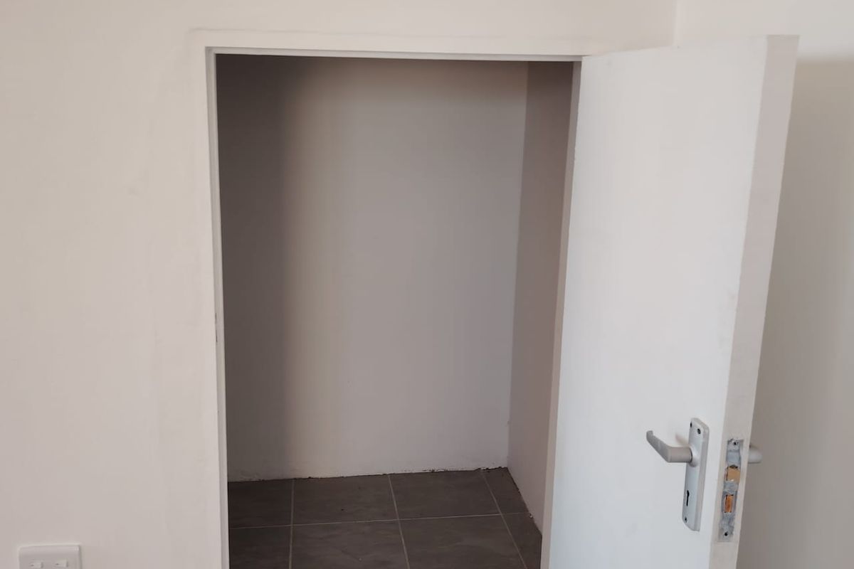 MODERN, READY-TO-MOVE-IN TOWNHOUSE IN MOSSEL BAY - Photo 3