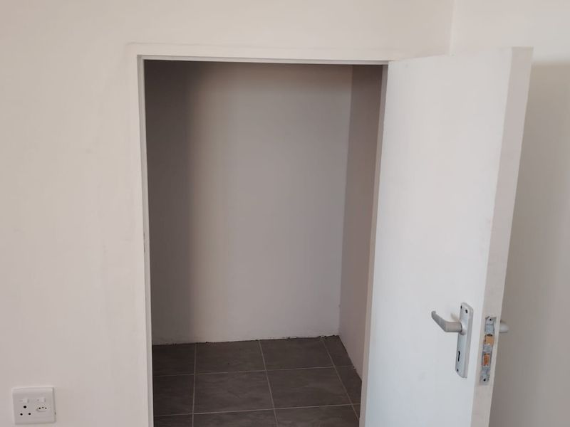 MODERN, READY-TO-MOVE-IN TOWNHOUSE IN MOSSEL BAY - Photo 3