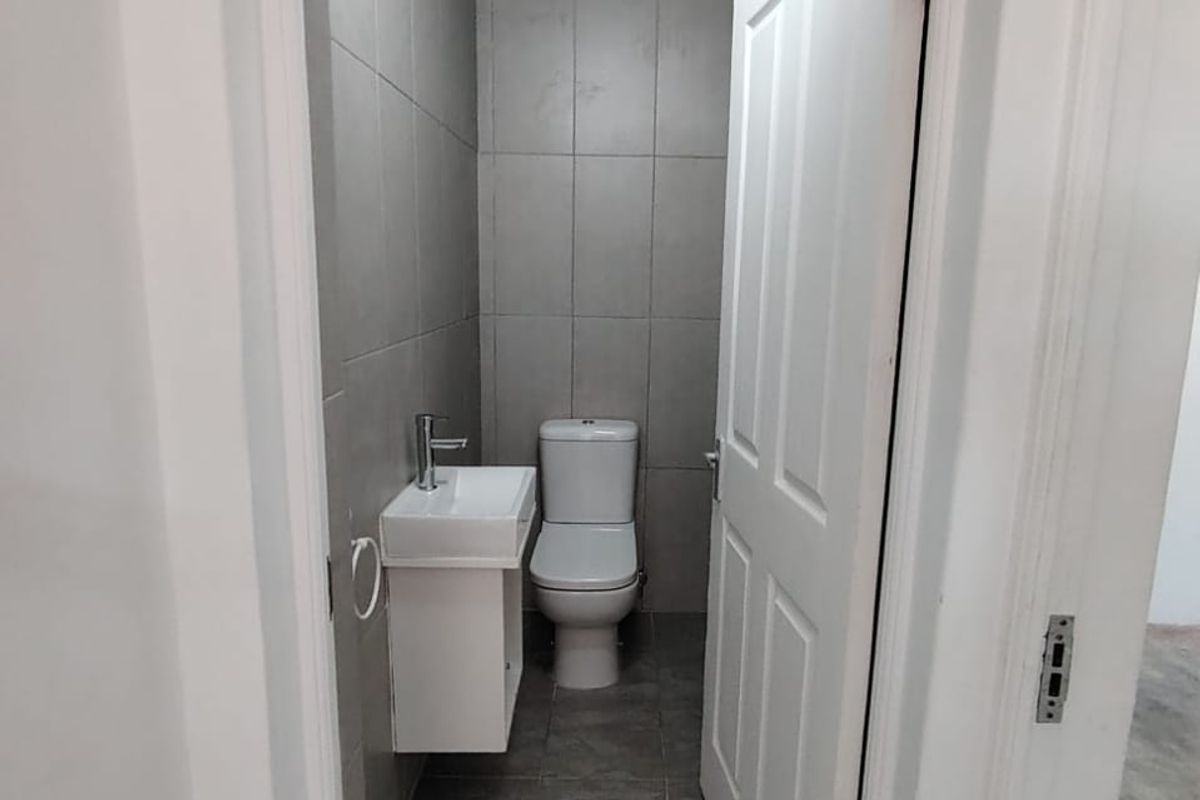 MODERN, READY-TO-MOVE-IN TOWNHOUSE IN MOSSEL BAY - Photo 5