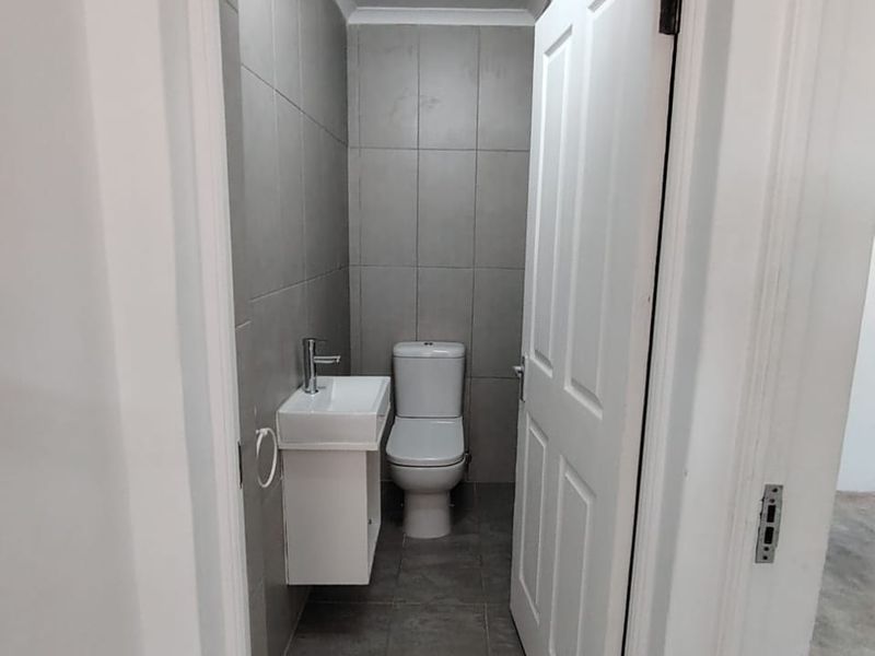 MODERN, READY-TO-MOVE-IN TOWNHOUSE IN MOSSEL BAY - Photo 5