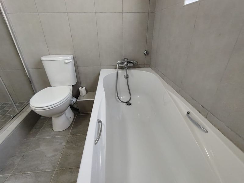 MODERN, READY-TO-MOVE-IN TOWNHOUSE IN MOSSEL BAY - Photo 9