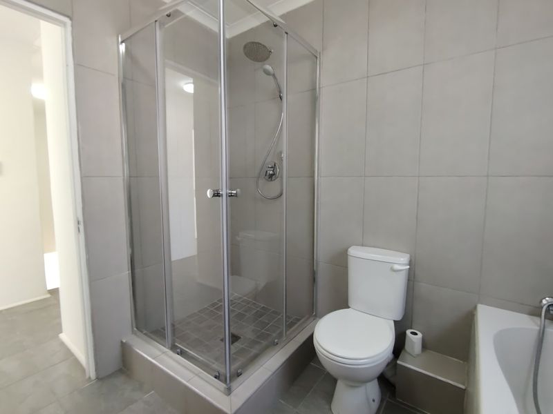 MODERN, READY-TO-MOVE-IN TOWNHOUSE IN MOSSEL BAY - Photo 8