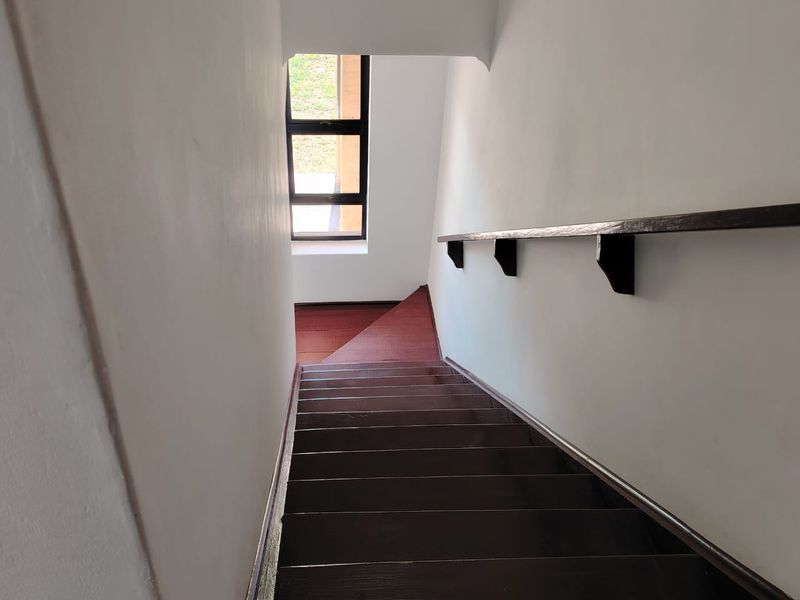 MODERN, READY-TO-MOVE-IN TOWNHOUSE IN MOSSEL BAY - Photo 6