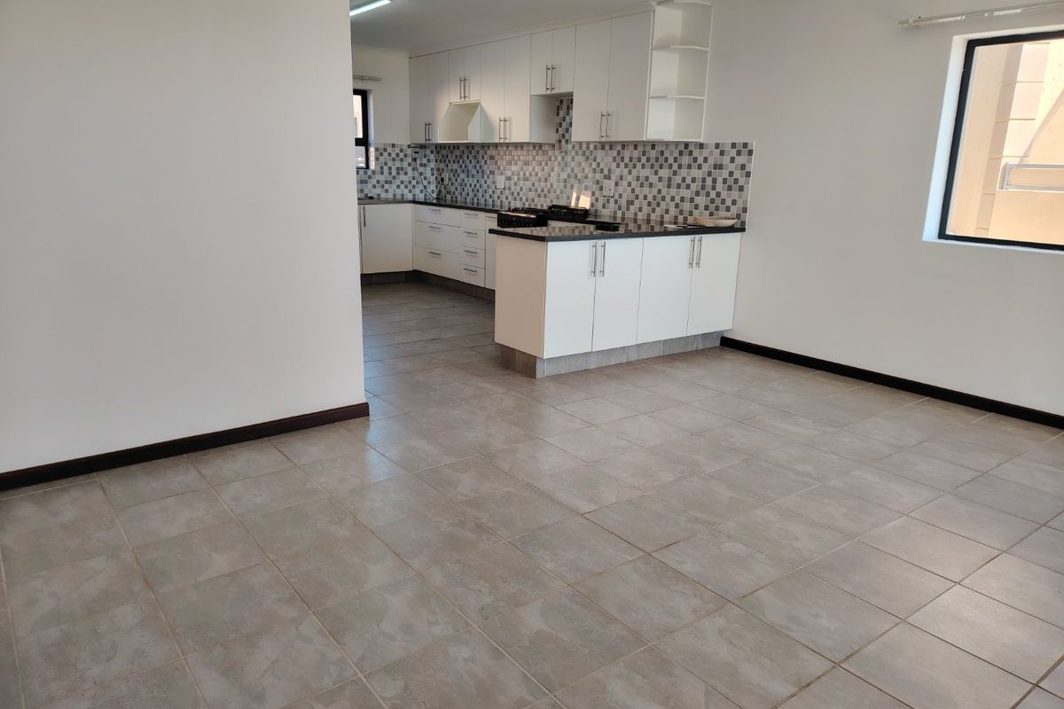 MODERN, READY-TO-MOVE-IN TOWNHOUSE IN MOSSEL BAY - Photo 2