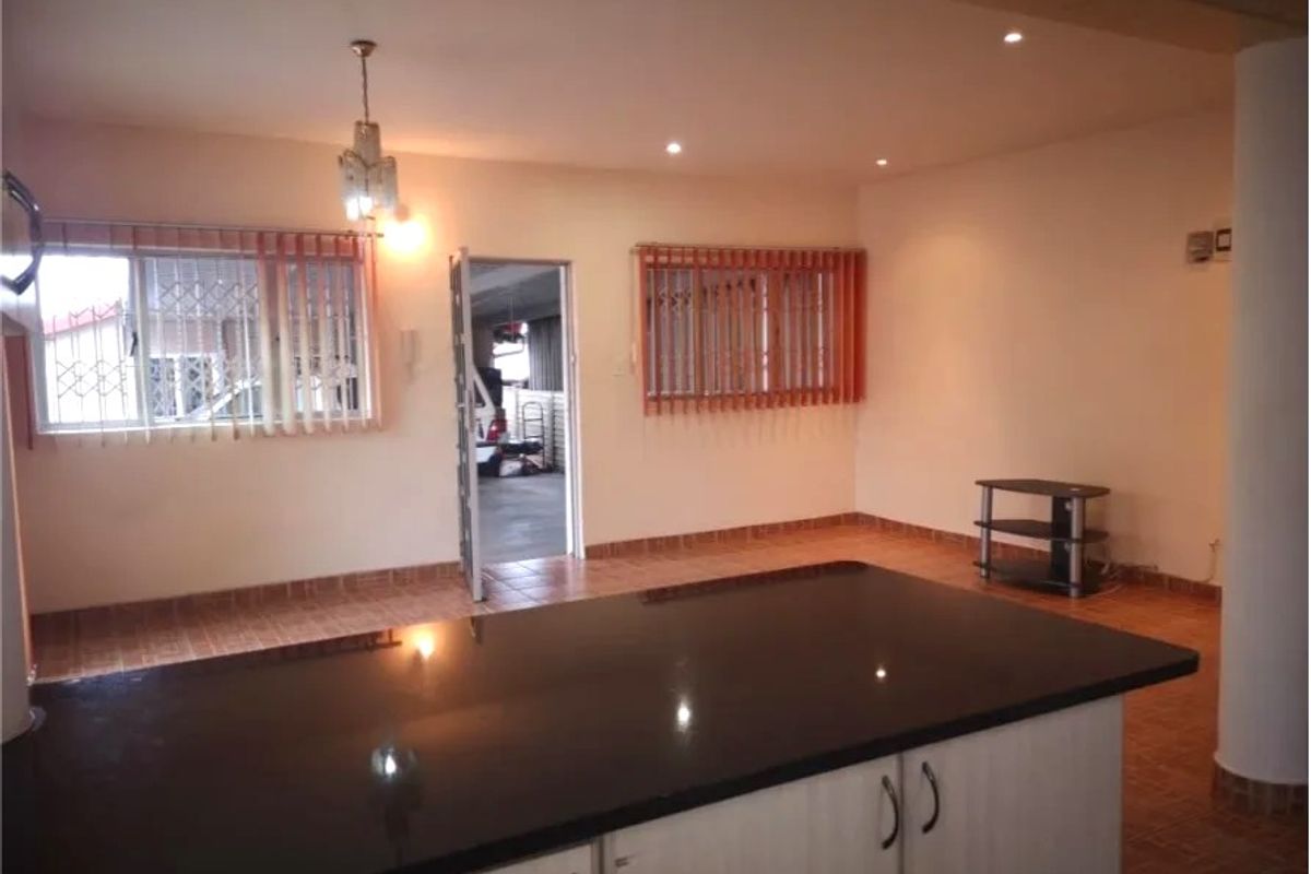 Spacious and Well Maintained Three Bed and Three Bath Double-Story Freestanding Home to Let- Mount vernon - Photo 2