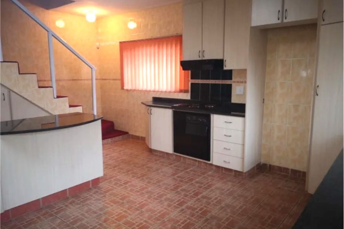 Spacious and Well Maintained Three Bed and Three Bath Double-Story Freestanding Home to Let- Mount vernon - Photo 4