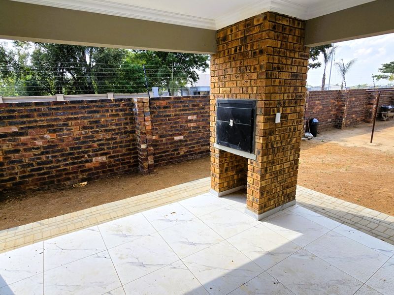 Stylish Family Home with Double Garage in Prime Heatherview, Akasia – Comfort, Space & Entertainment Combined! - Photo 10