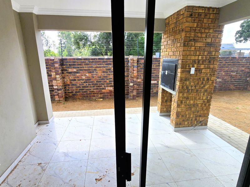Stylish Family Home with Double Garage in Prime Heatherview, Akasia – Comfort, Space & Entertainment Combined! - Photo 9