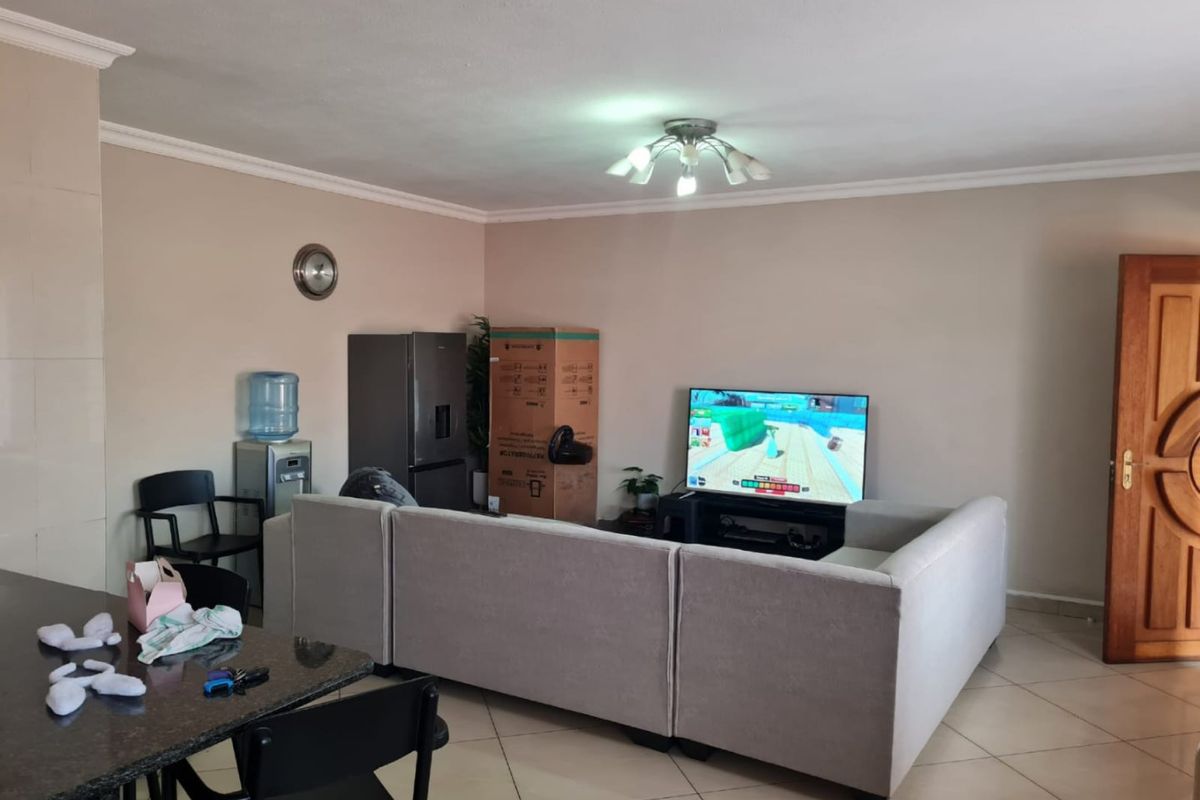 Well Sized Family Orientated Environment - Photo 5