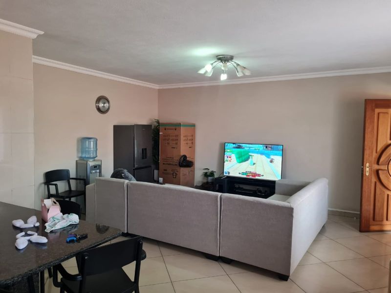 Well Sized Family Orientated Environment - Photo 5