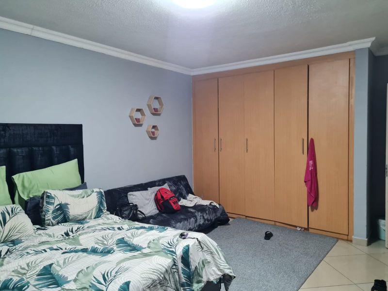 Well Sized Family Orientated Environment - Photo 7