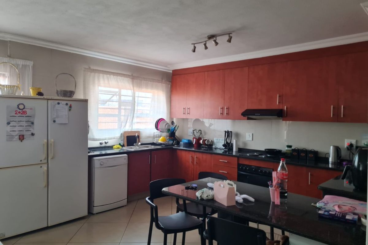 Well Sized Family Orientated Environment - Photo 2