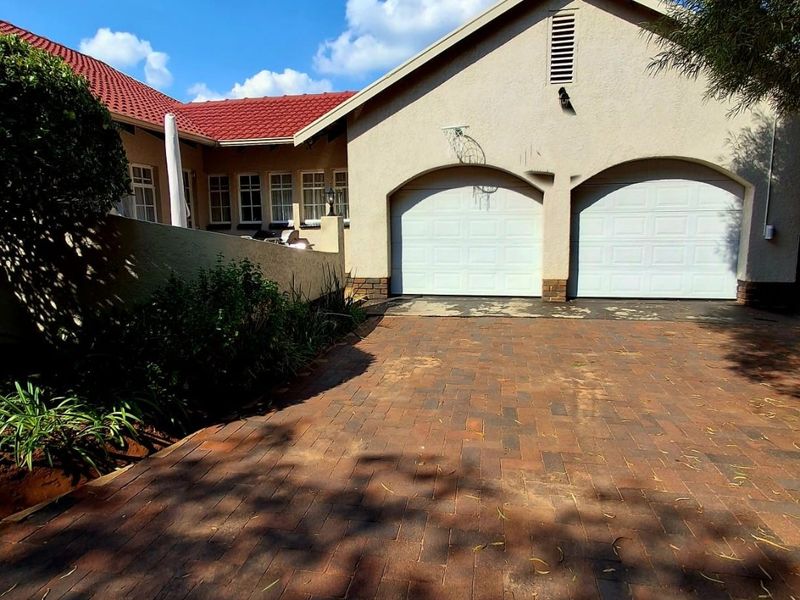 4 Bedroom House For Sale In Flamwood  - Photo 4
